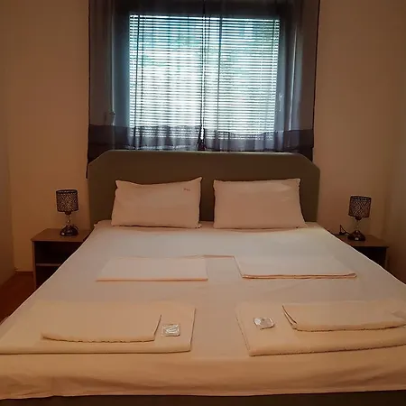 Lira Inn *