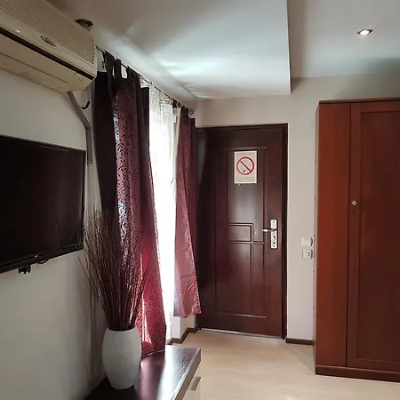 Lira Inn *